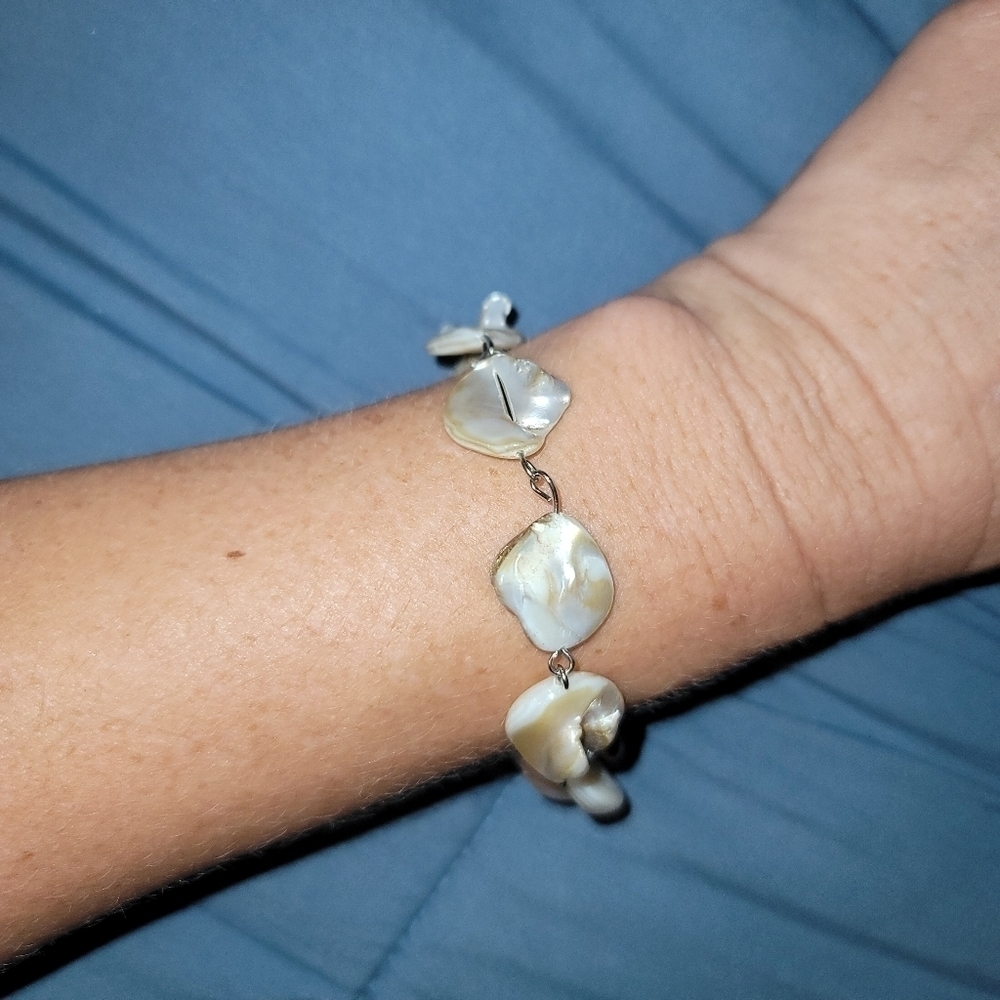 Absolutely Beautiful Shell Bracelet - image 5